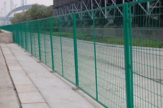 China Supply Campo de gado anti-escalado e anti-corte 358 Cerca de arame de segurança soldada de segurança revestida de vinil para proteção Cercas de jardim